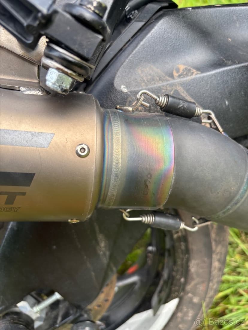 Ladeny vyfuk SC Project GP70-R s mezisvodem na Suzuki Gsx-S