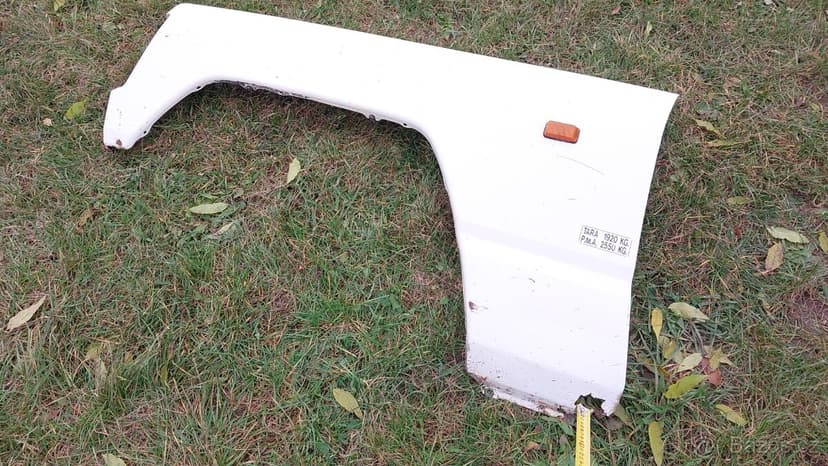 Nissan Patrol Španěl – Blatník levý přední bílý 1500kč