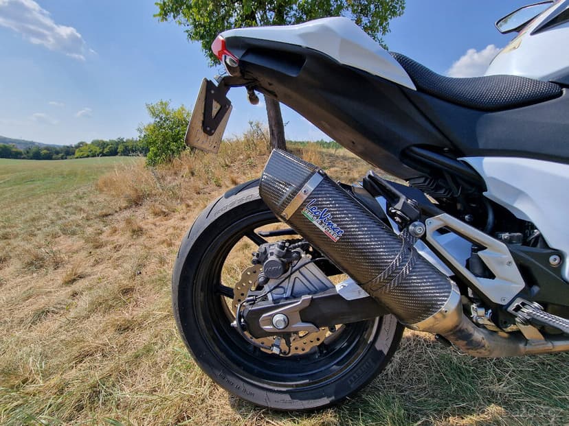 Kawasaki Z800E – 78 kW – bílá perleť + LeoVince – TOP stav