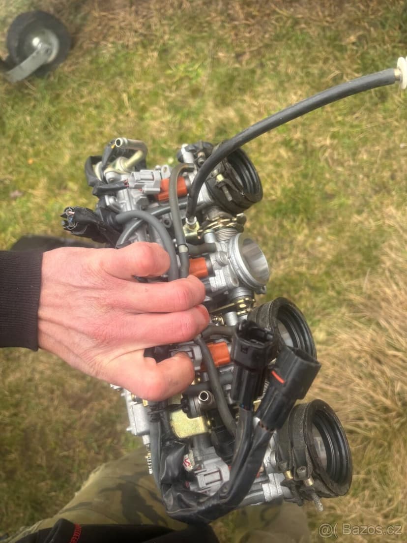 Kompletni vstrikovace na Yamaha R1 02-03 Rn09 5PW