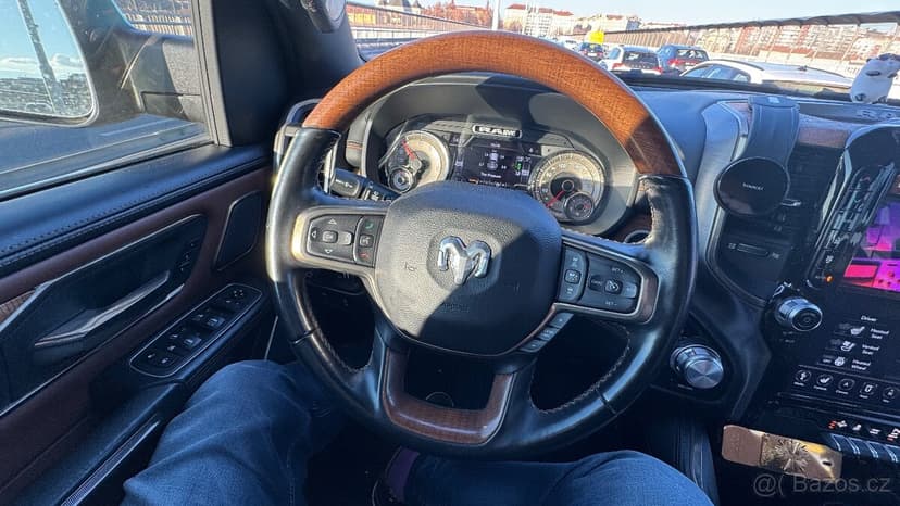 Dodge Ram 1500 - 2019 + dřevěný volant/kombinace kůže