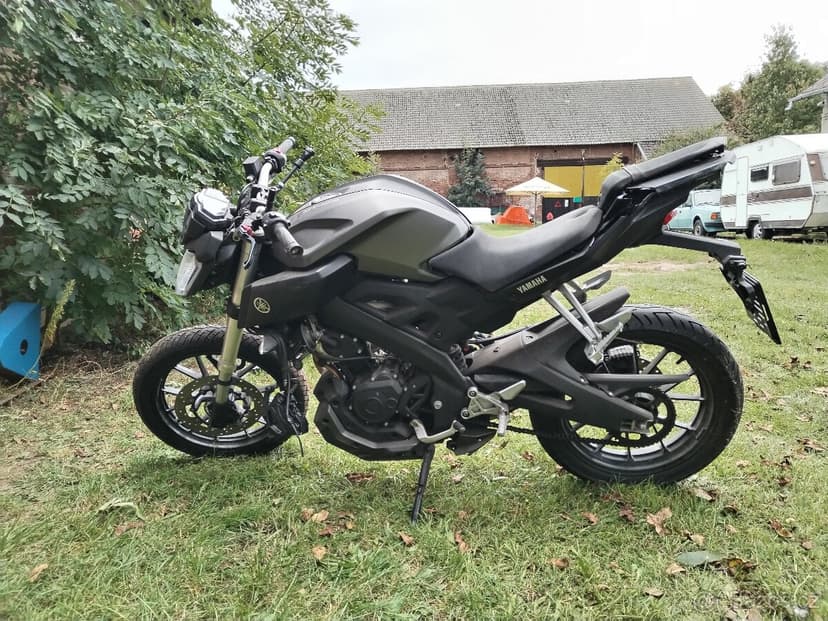 Yamaha MT 125 2015 – bouraná na předek, funkční motor