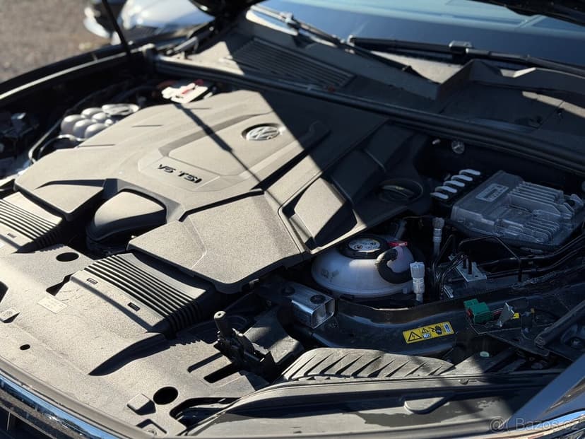 VW Touareg 3.0TFSi V6 E HYBRID 2022 - MAX VÝBAVA - DPH
