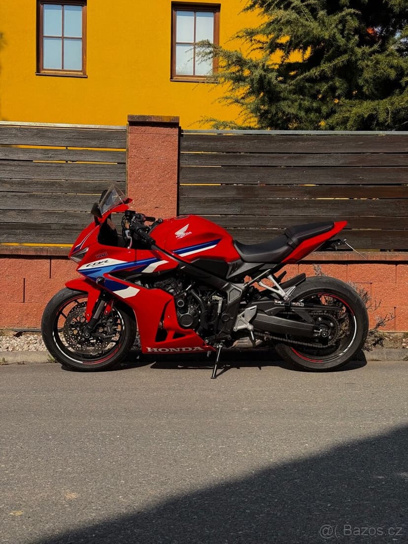 Honda CBR650R E-Clutch (2024) – 6 029 km – TOP stav, doplňky