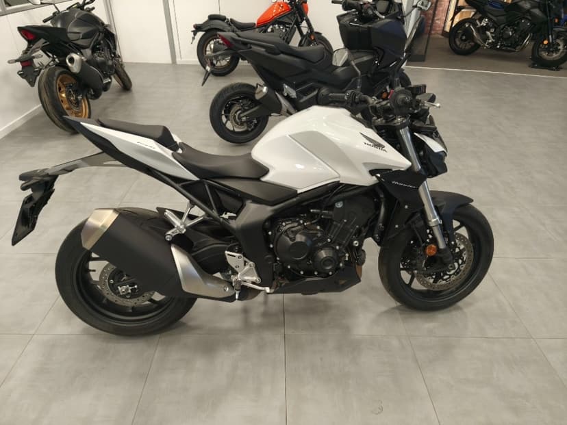 Honda CB 1000 Hornet (2025) TOP stav, 6500 km