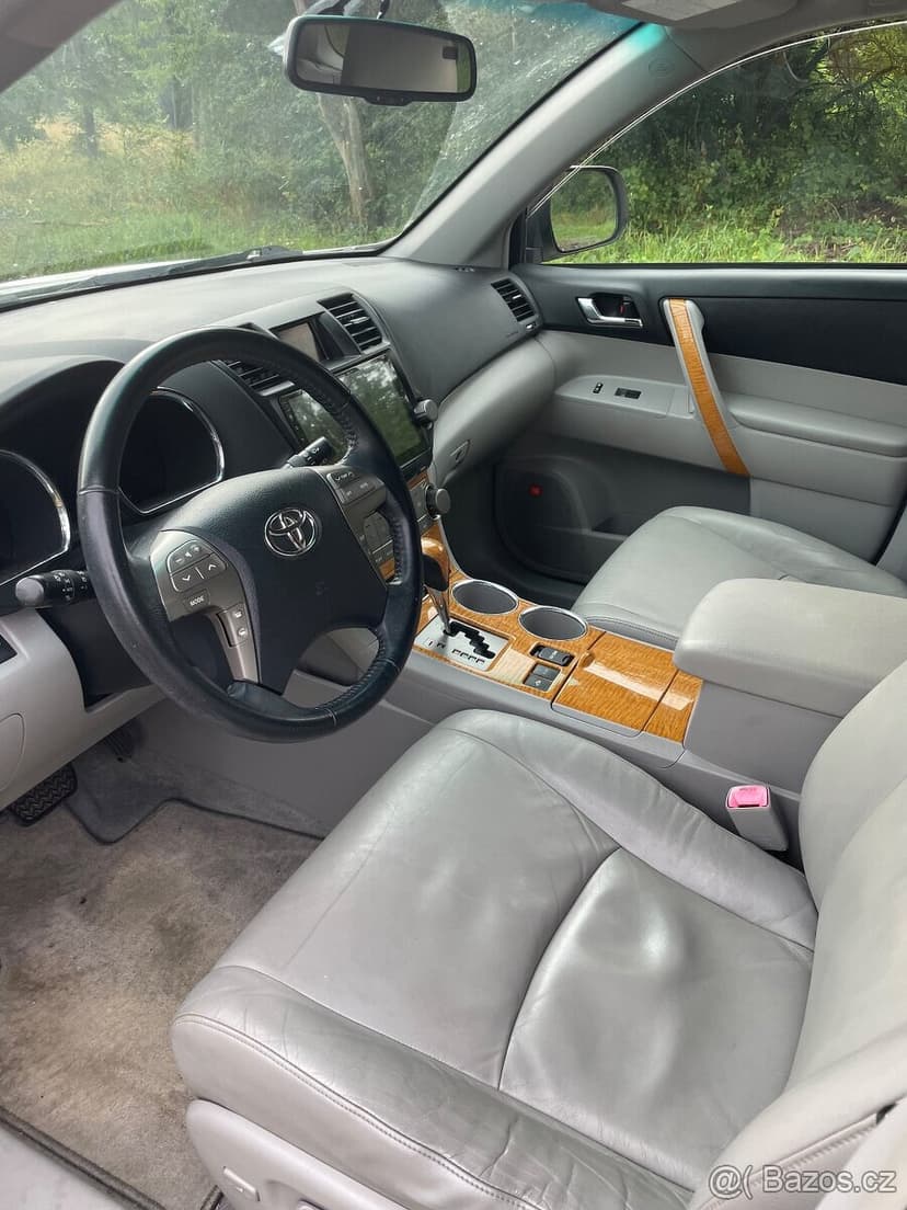 2009 Toyota Highlander Hybrid Limited.