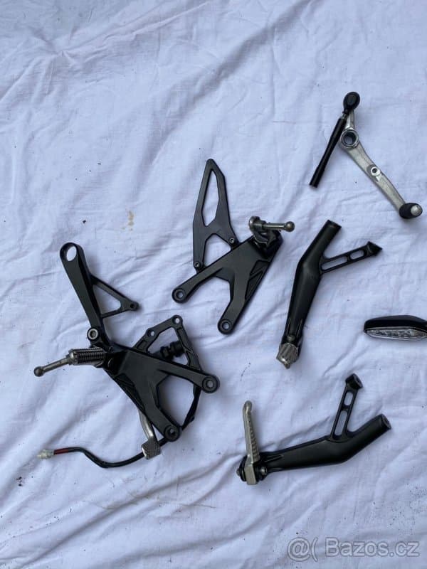 Yamaha R1 2015-2019 stupacky, sedacka, zadni svetlo