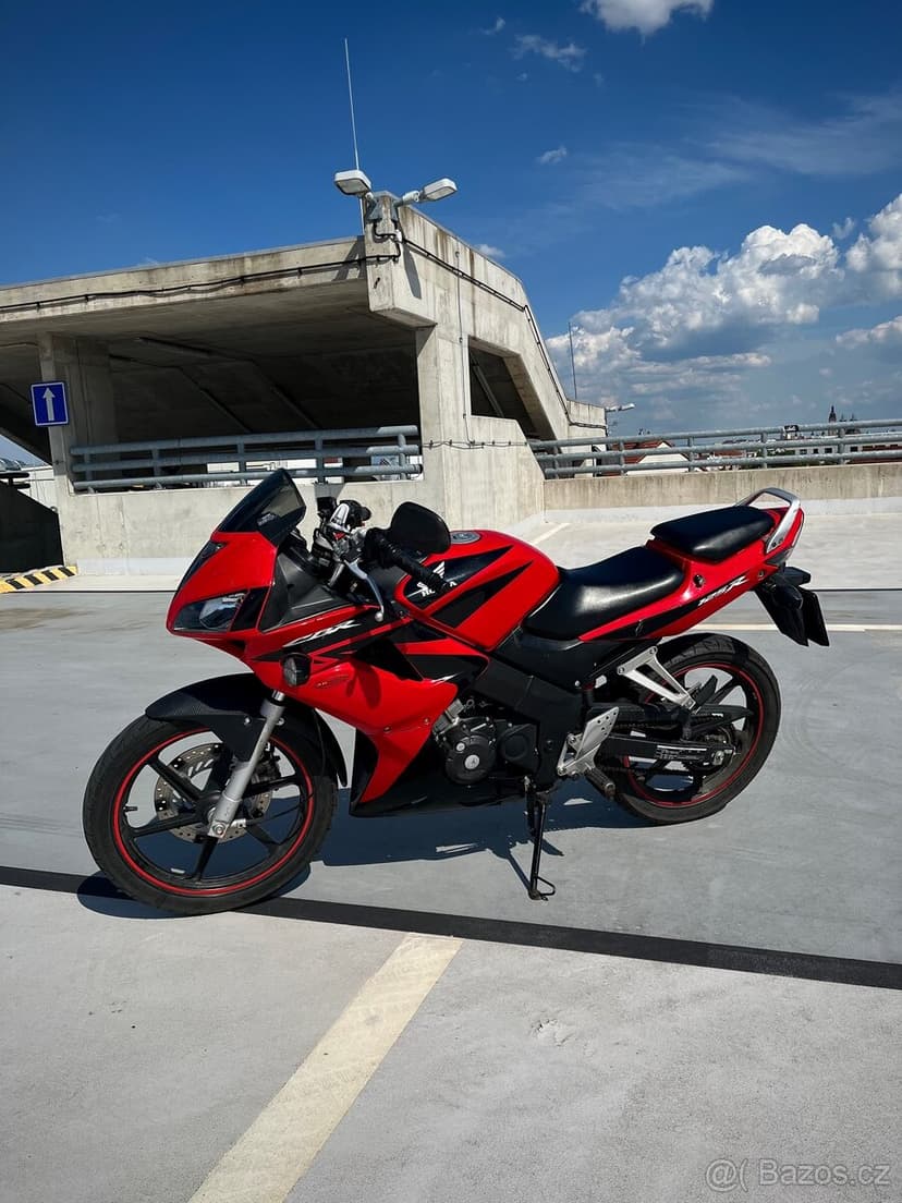 Honda CBR125R jc39 najeto pouze 19t km