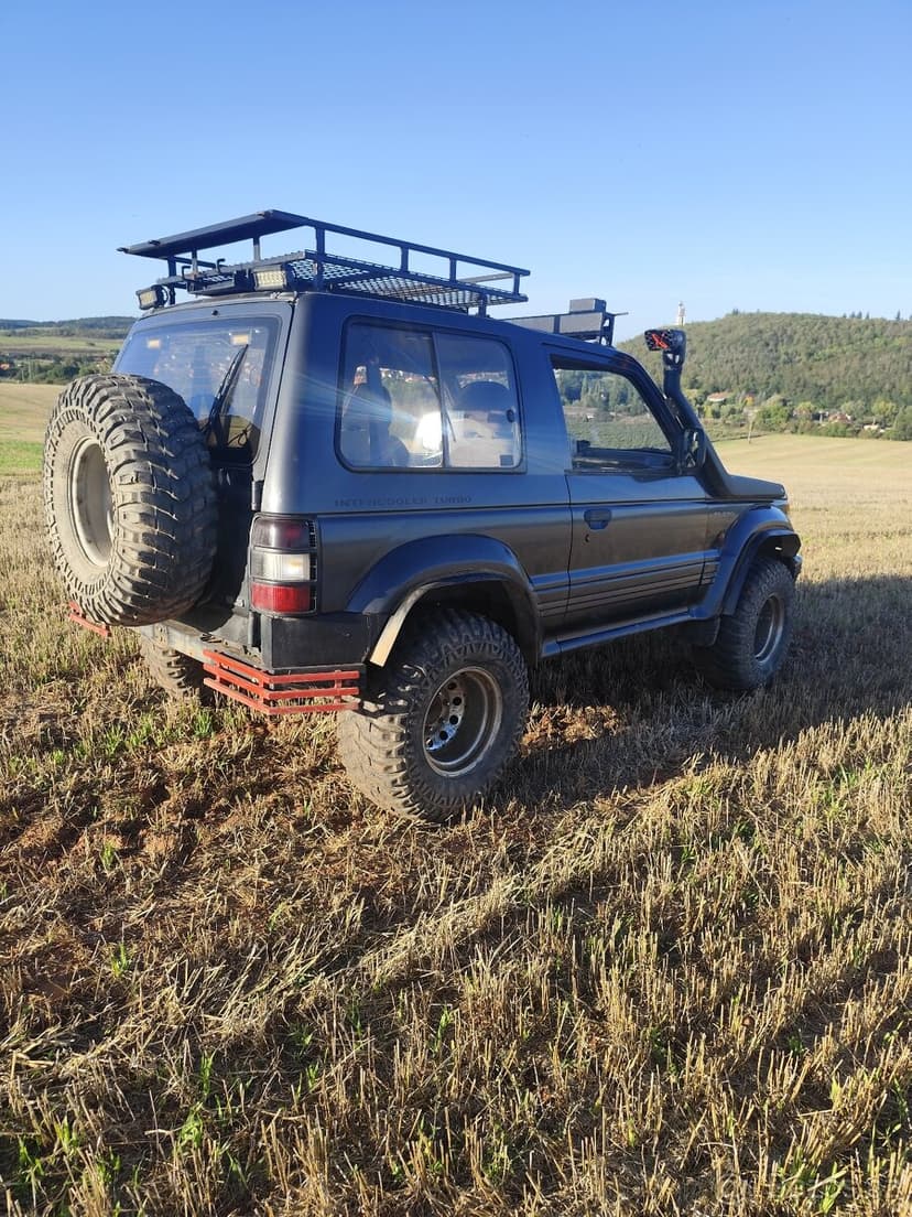 Mitsubishi Pajero Super Select.