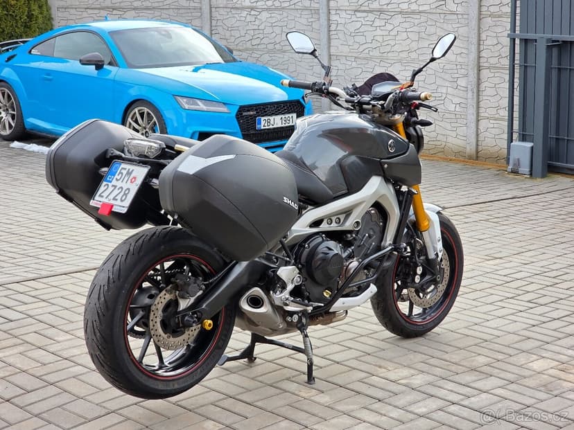 Yamaha MT-09, 2x kufr, plexi, padací rám, doplňky