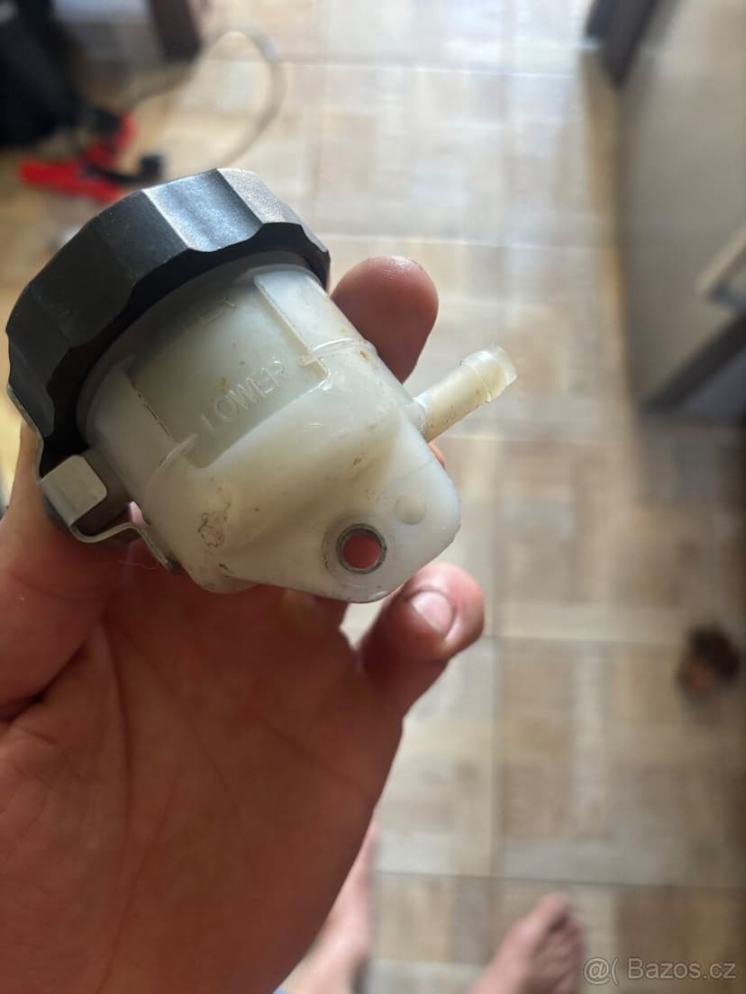 Nadobka brzdove kapaliny na Yamaha R1 98-03 Gsxr 00-03 Zx6R