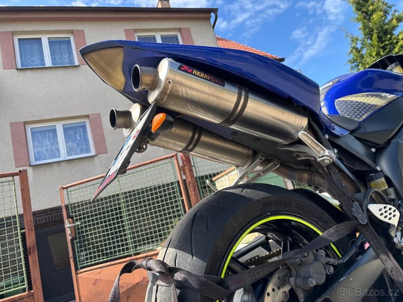 Ladene vyfuky Akrapovic na Yamaha R1 04-06 Rn12