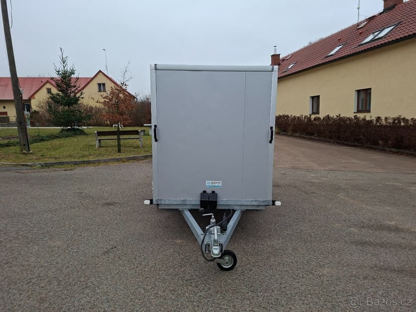 izolovaný skříňový přívěsný vozík
