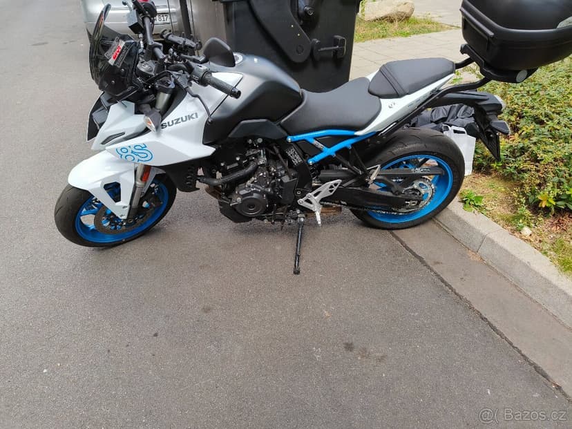 Prodej Suzuki GSX-8S (2024) – 2 350 km + štítek + nosič kufr