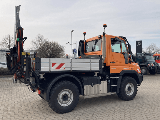 Mercedes-Benz Unimog U 318 - valník s hydraulickou rukou