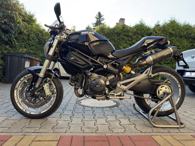 Ducati Monster 1100 –původ ČR, 2. majitel, servisní knížka
