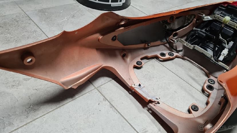 Suzuki GSX-R 1300 Hayabusa zadní kapota, blinkry a světlo