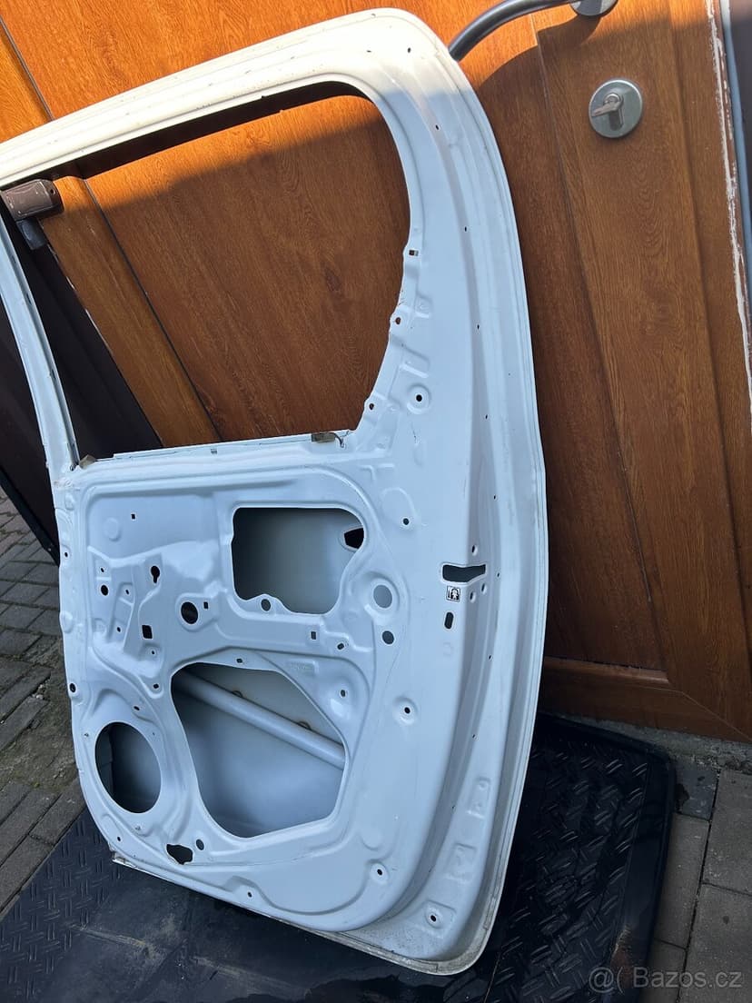 Pravé zadní dveře - Toyota Hilux 2024
