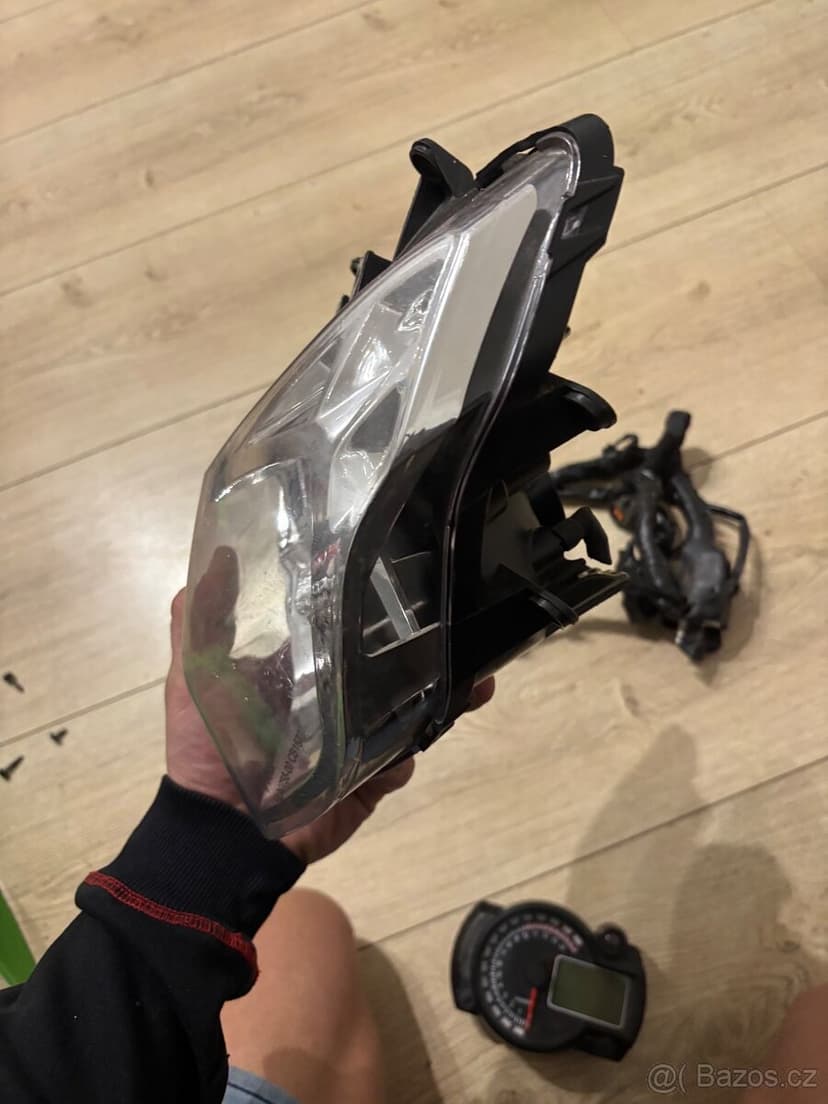 Univerzalni svetlo a budiky idealni na nahace nebo street.