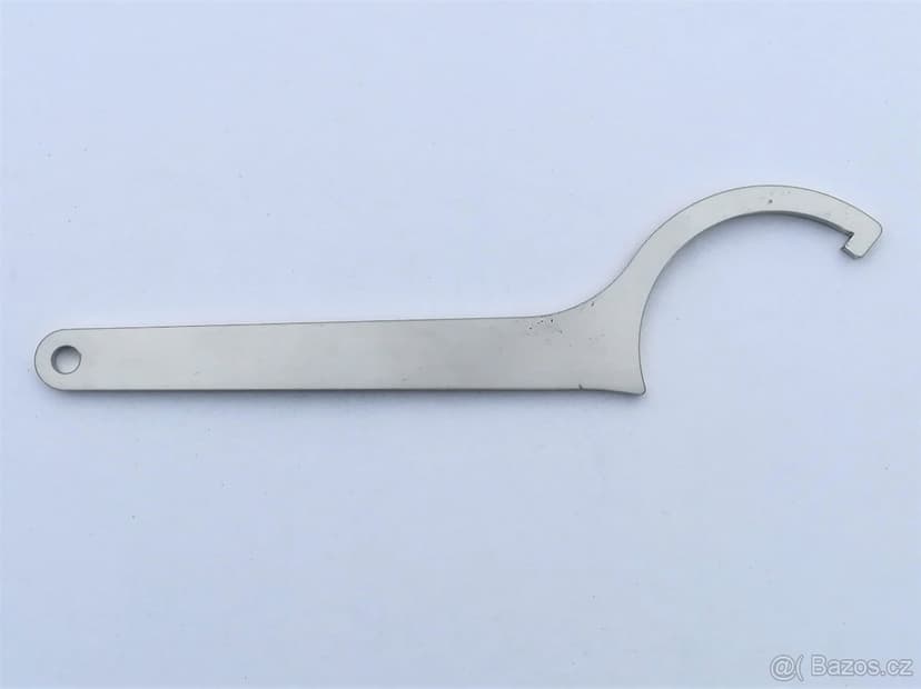 Yamaha MT-07 - nerezový klíč na zadní tlumič