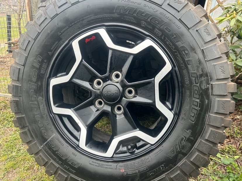 Jeep Gladiátor nová originální kola 2021 BF Goodrich