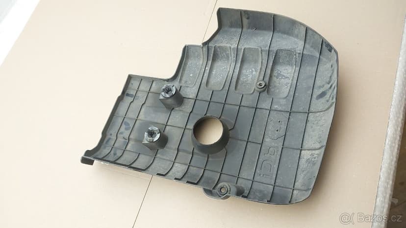 Nissan Navara a Pathfinder  : Kryt motoru horní