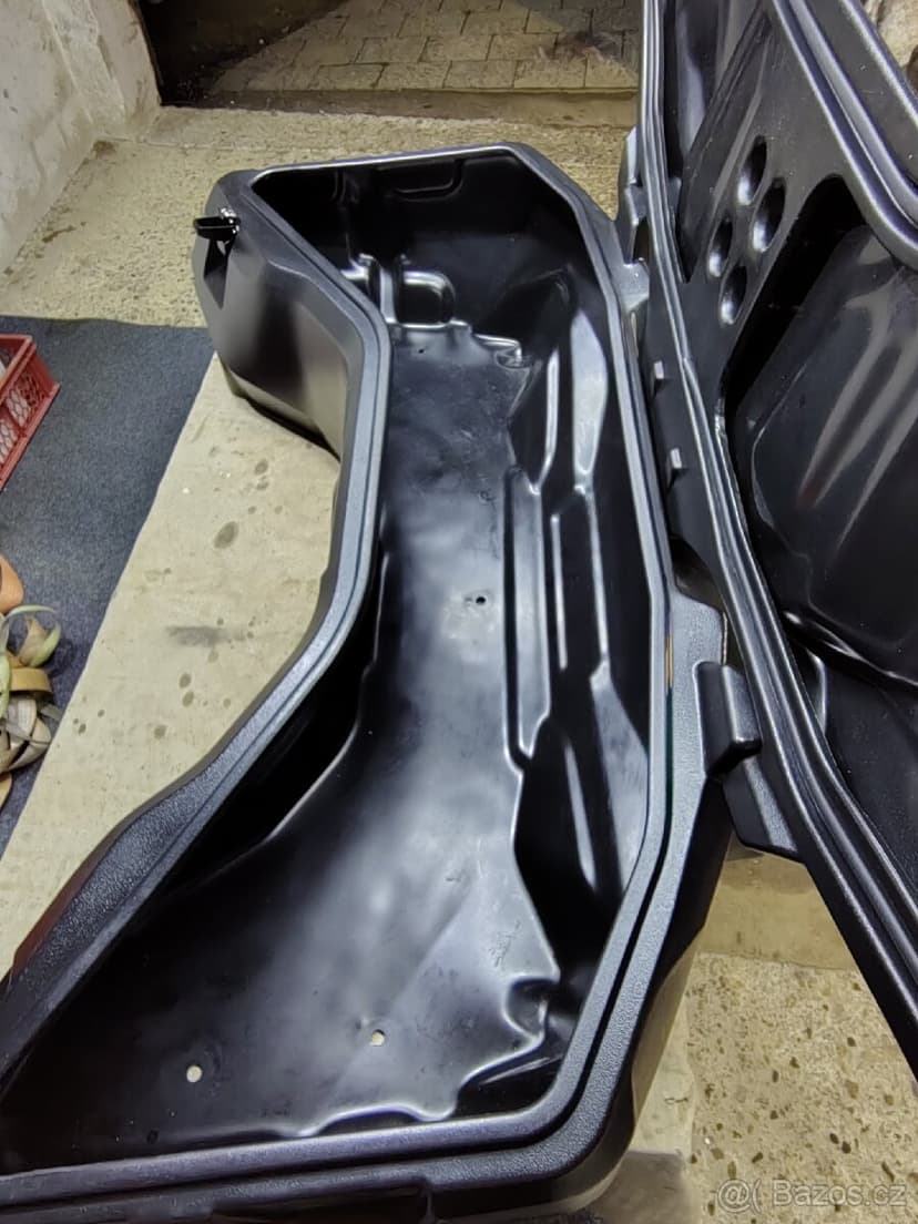 Zadní box na čtyřkolku-zánovní