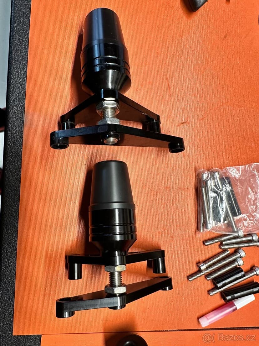 Ducati Panigale v4 padáky padací protektory crash bobbins