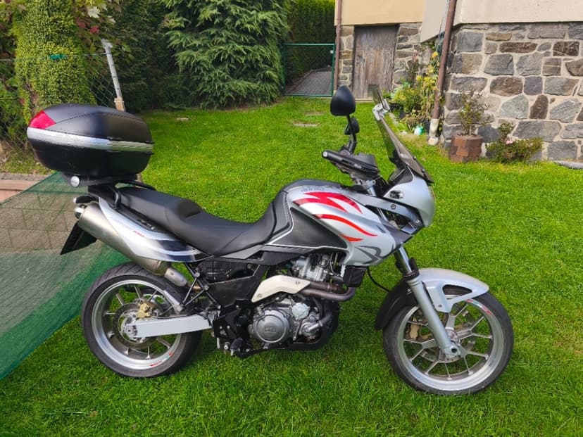 Aprilia Pegaso 650 Strada (2007) velmi pěkná 35kW, doplňky,
