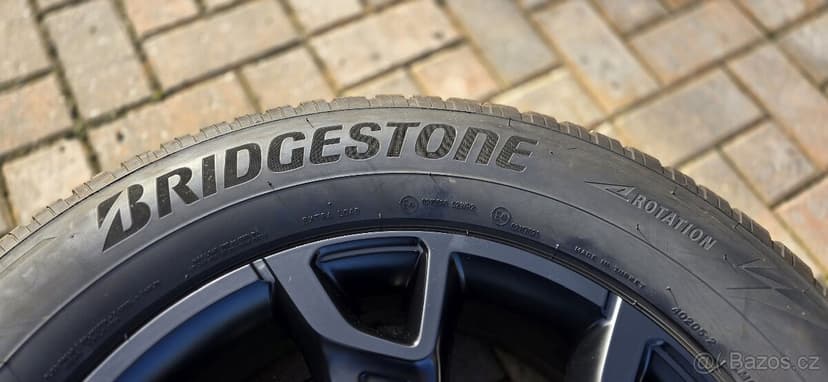 Zánovní originální sada ráfků a pneu na Toyota Hilux 2022