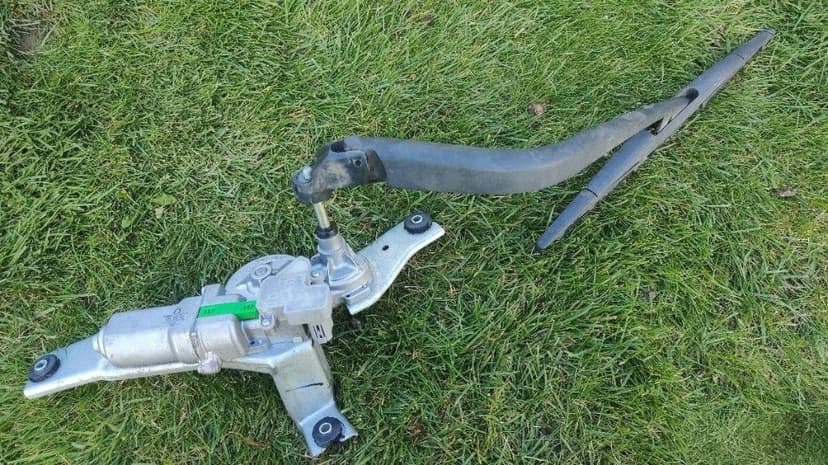 Nissan Primera Almera Tino Navara - radio kryt tlacidlo