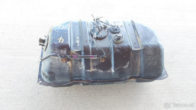 Toyota LC90 - Nádrž