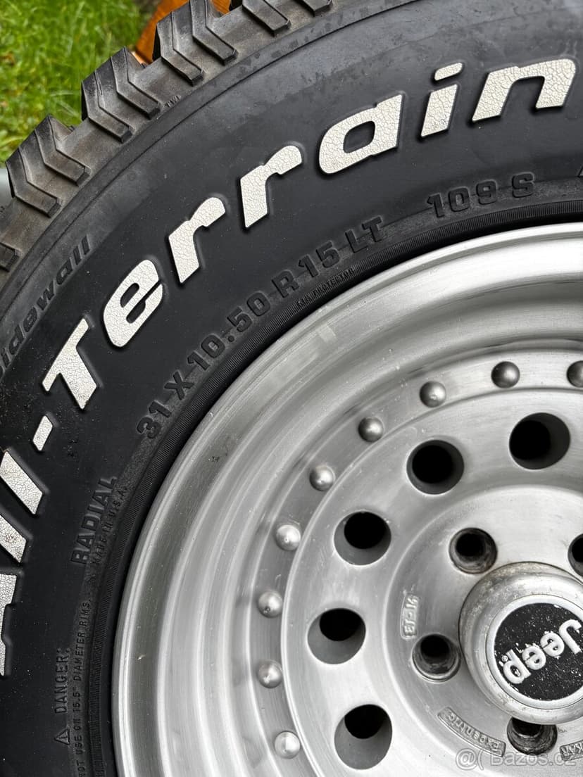 Kolo s nejetou pneu na jeep wrangler TJ