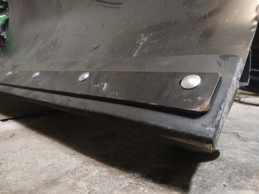 Sněhová radlice na čtyřkolku nebo malotraktor