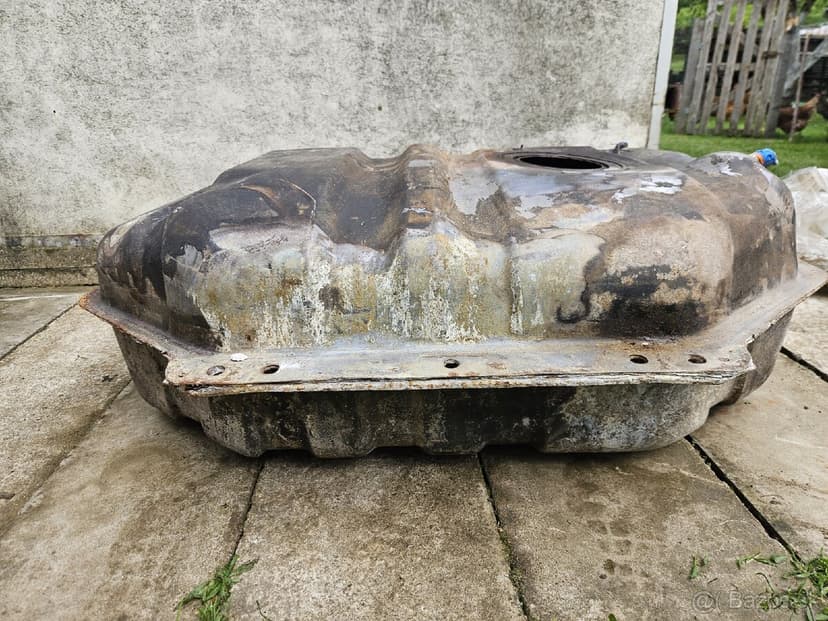 Nádrž nissan patrol