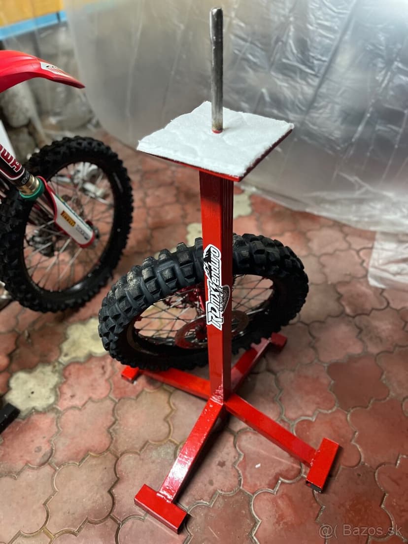 Stojan na prezuvanie moto kolies