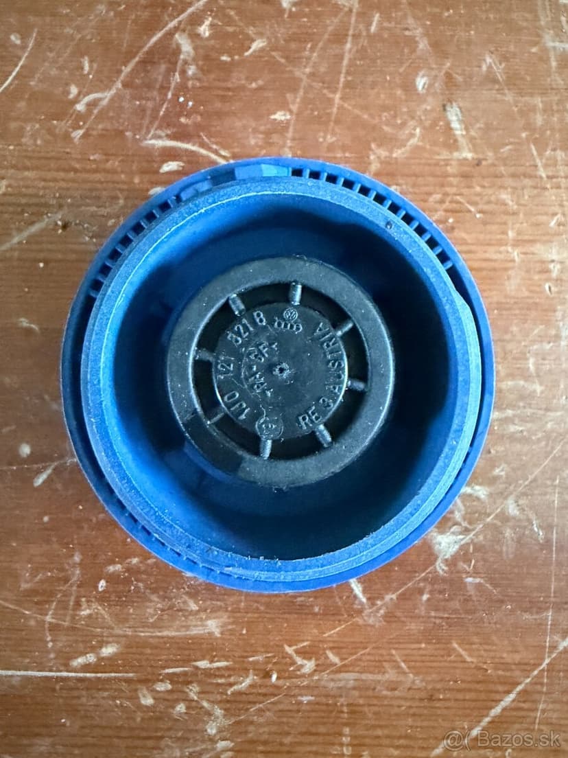 Viečko nádržky chladiacej kvapaliny a uzáver palivovej nádrž