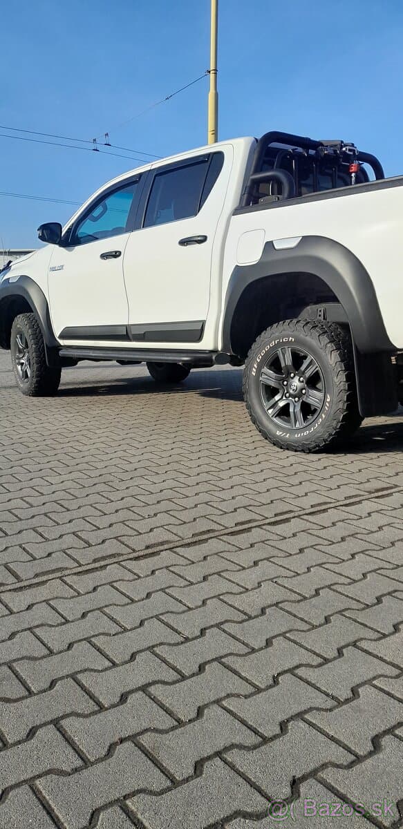 Toyota hilux 2,8  150kw