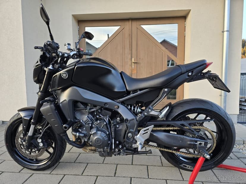 Yamaha MT-09 – 8/2022 – 14 900 km – matná čierna – perfektný