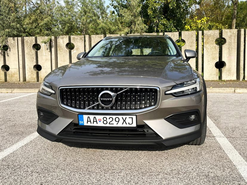 99tis Volvo V60 CROSS COUNTRY AWD A/T 2.0l B4 145KW