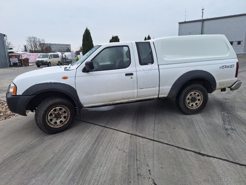 NISSAN NAVARA 2,5TD 4X4 KLÍMA ŤAŽNÉ RÁM AKO NOVÝ