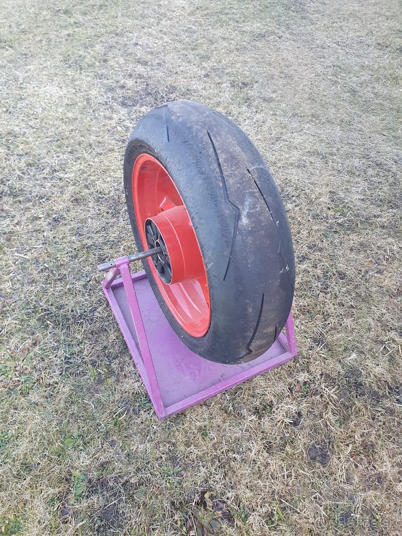 zadne koleso suzuki GSX-R 1000 a stojan na moto