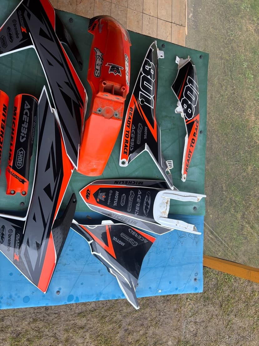 Predám tieto plasty z polepom ktm excf 250 2024 ako nové
