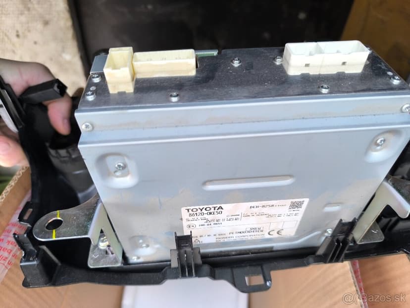 Autorádio s cd do Toyota Hilux VIII od 2015 - -Dohoda