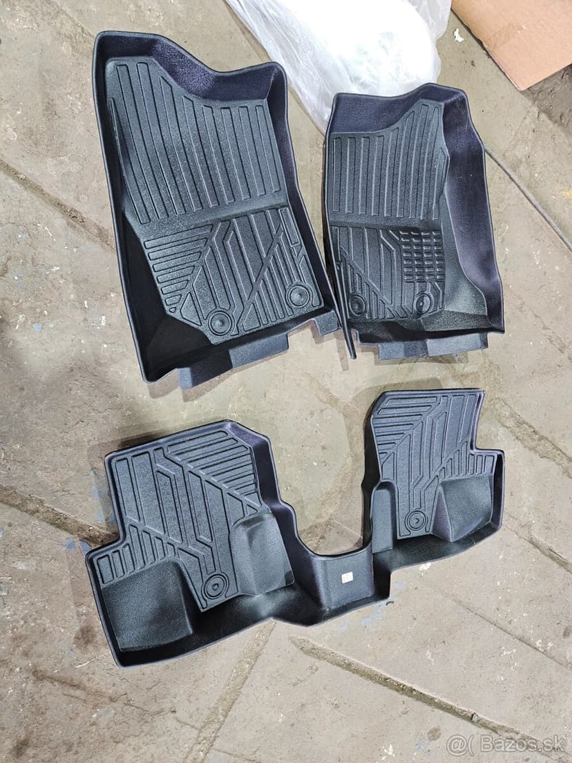 Suzuki Jimny , Samurai - gumové koberce, vaničky