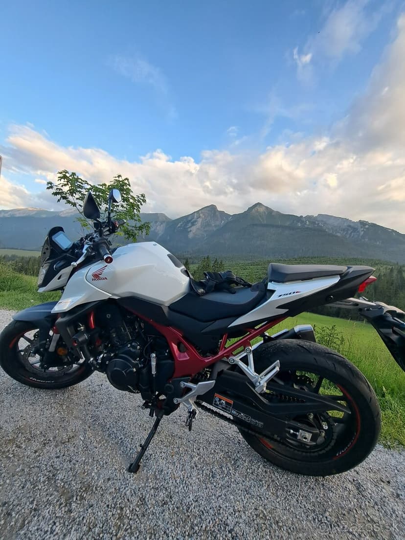 Honda CB750 Hornet 2023 - Premium výbava, Quickshifter