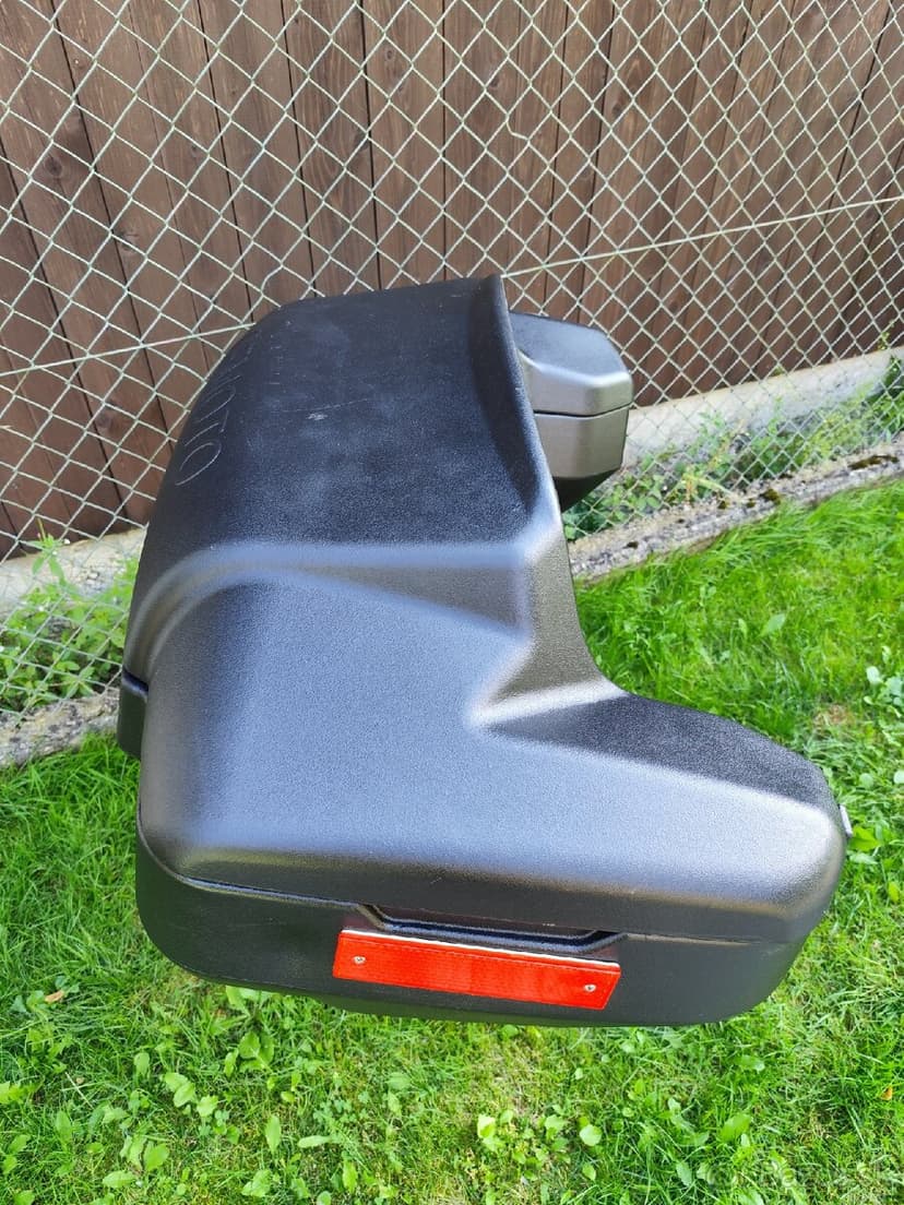 Zadný plastový kufor CF moto X8