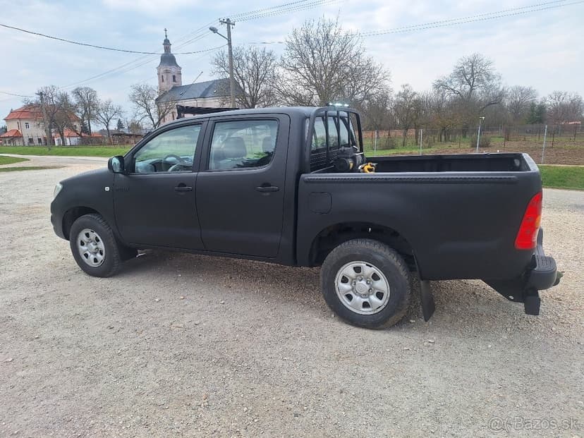 TOYOTA HILUX 2,5 DIESEL 4X4 UZÁVIERKU MA