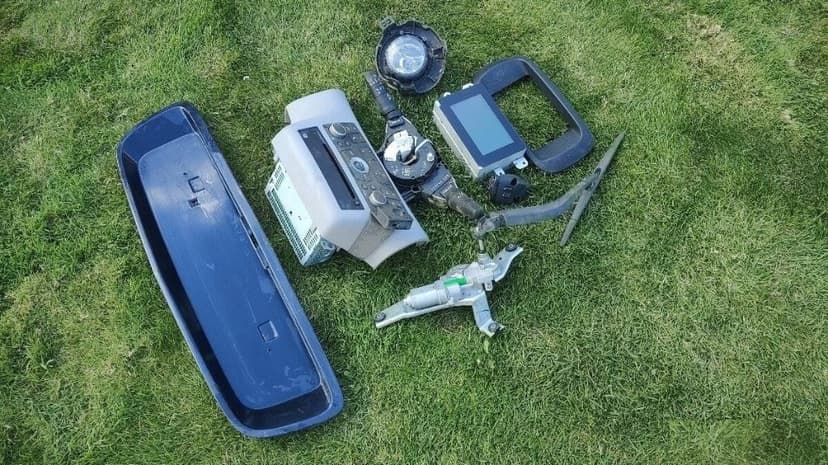 Nissan Primera Almera Tino Navara - radio kryt tlacidlo