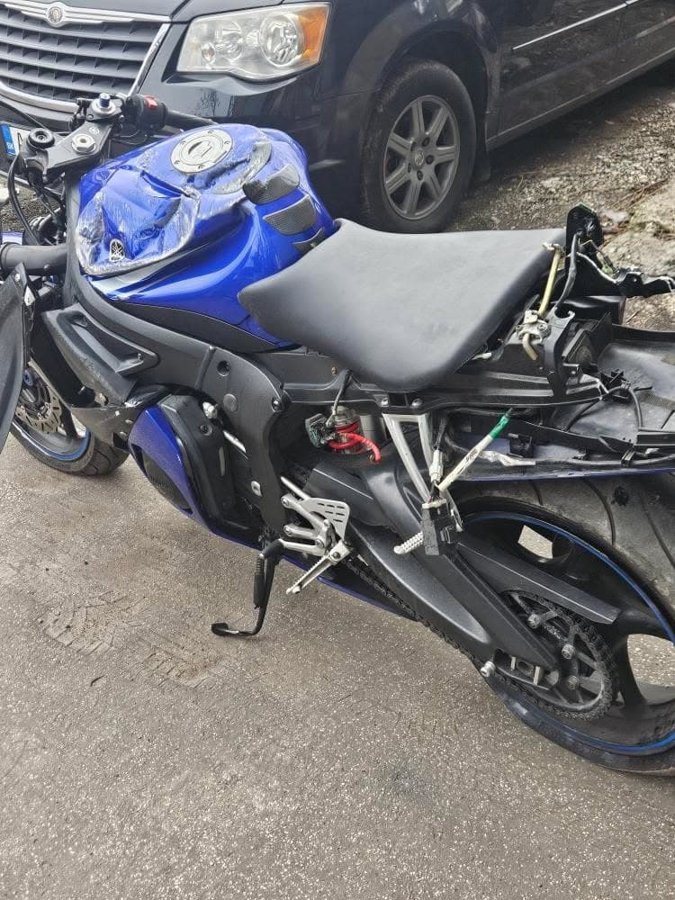 YAMAHA R6 2003 predam na diely alebo v celku ako je